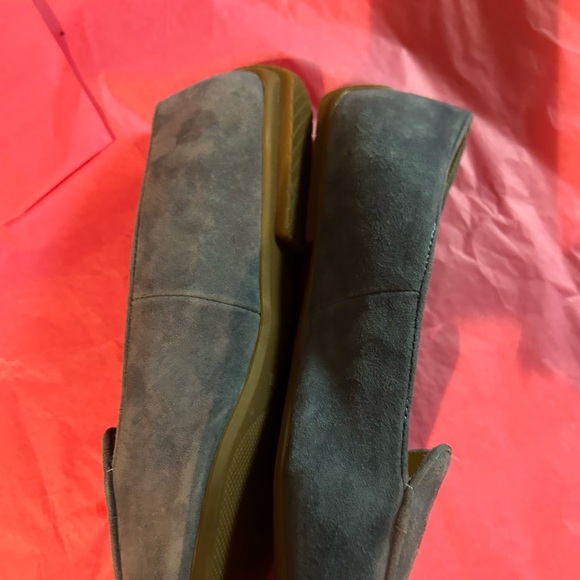 Talbots Women’s size 6.6 Light Blue Suede Loafers with Bee Design never worn - Picture 6 of 11